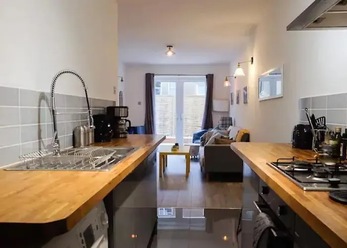 Spacious Two Bedroom, Two Bathroom Beach Nest With Garden