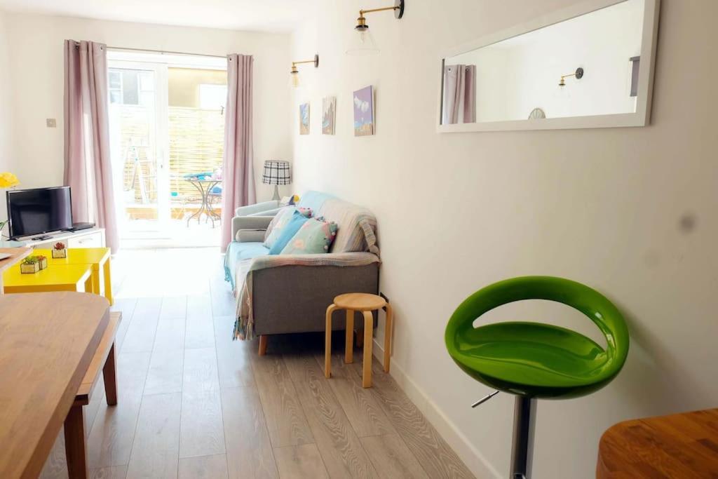 Spacious Two Bedroom, Two Bathroom Nest With Garden