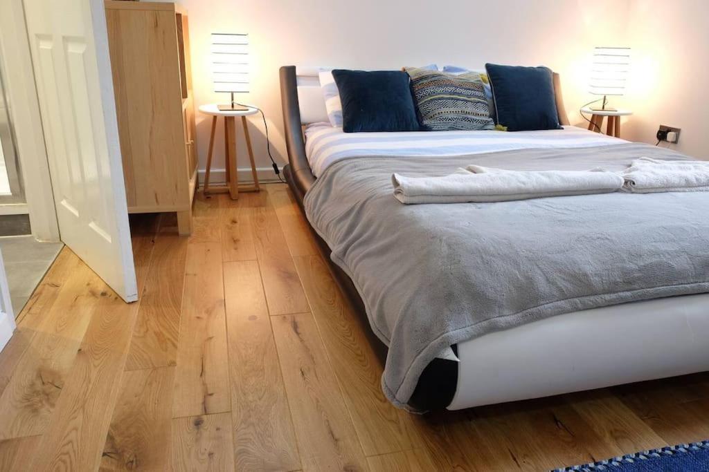 Spacious Two Bedroom, Two Bathroom Nest With Garden Appartamento