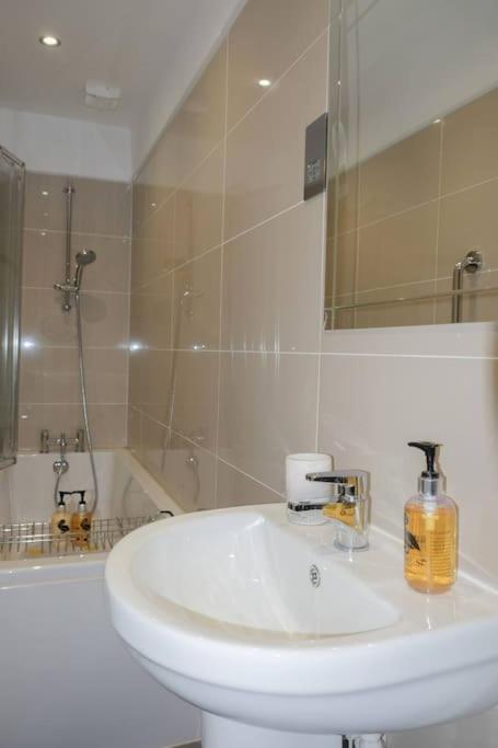 Spacious Two Bedroom, Two Bathroom Nest With Garden