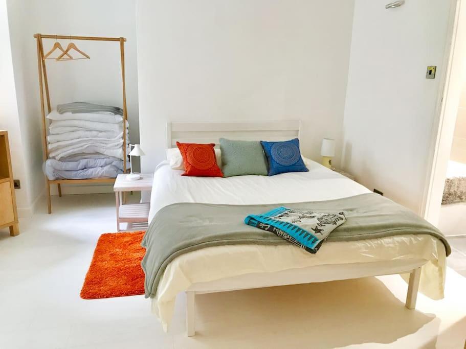 Appartamento Spacious Two Bedroom, Two Bathroom Nest With Garden