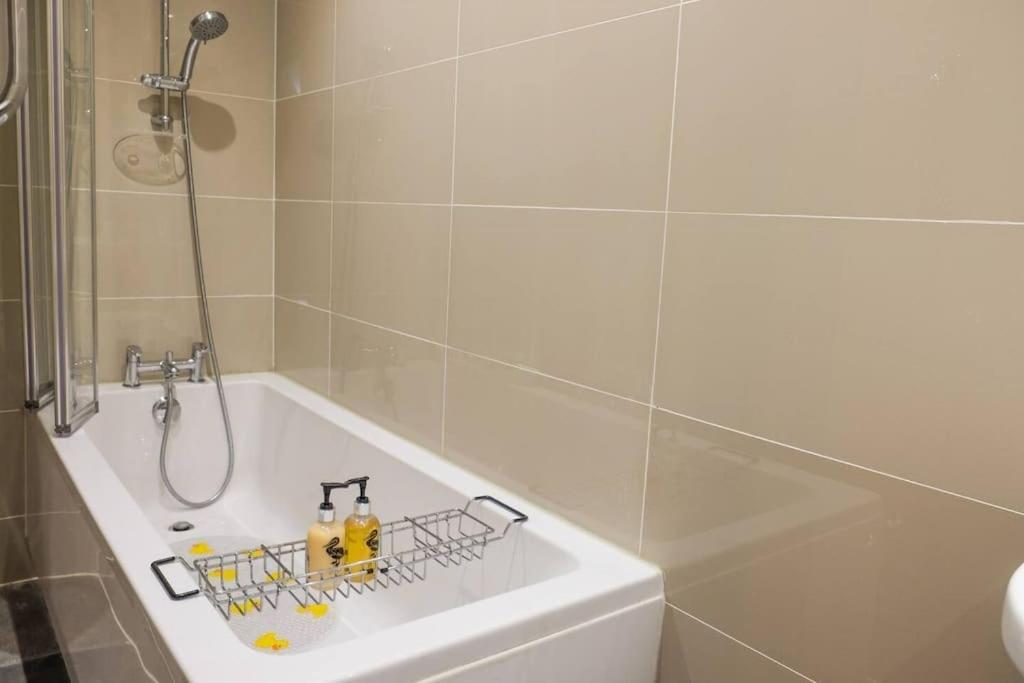 Spacious Two Bedroom, Two Bathroom Nest With Garden Appartamento *